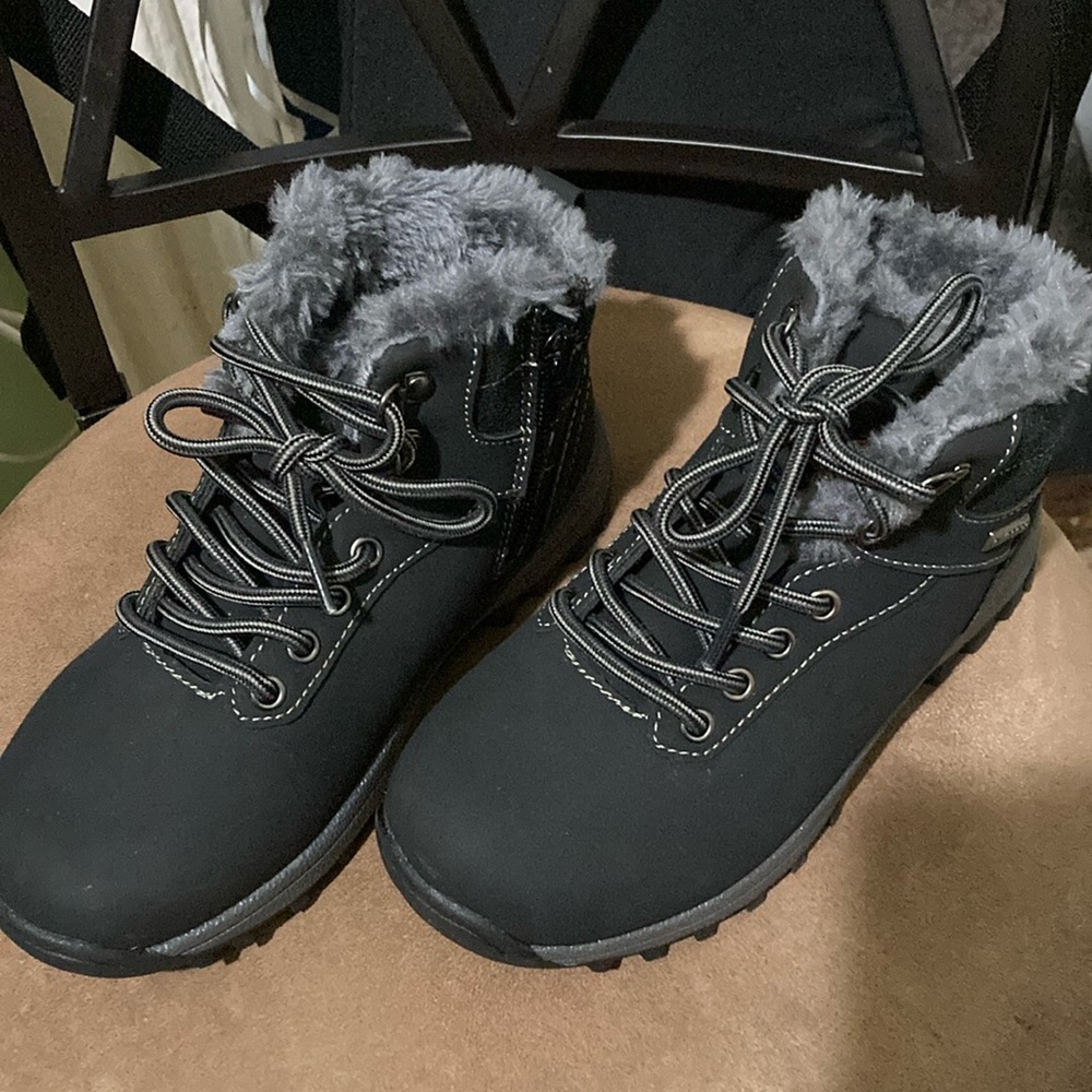 Mishansha outdoor boots in Night Black Size 1 Boys/Girls